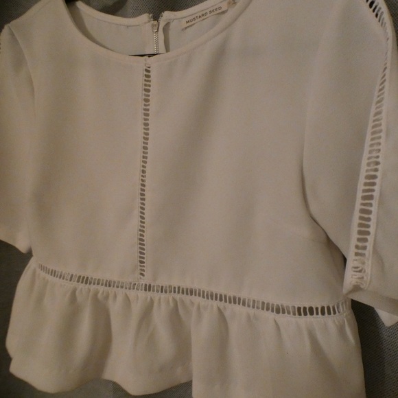 Cropped white peplum top! Detailed sleeve and mid - Picture 2 of 5